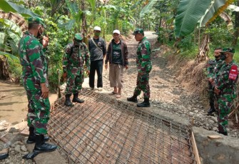 Dandim 0617/Majalengka Letkol Inf Andik Siswanto meninjau pelaksanaan Karya Bakti Satkowil Semester I TA. 2021 Kodim 0617/Majalengka di Desa Pasirmuncang Kecamatan Panyingkiran Kabupaten Majalengka.