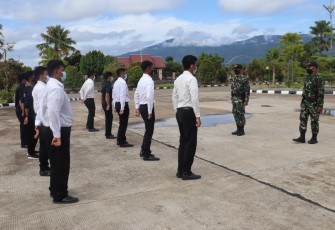 Satgas Pamtas RI-MLY Yonif 407/PK melaksanakan kegiatan pelatihan Peraturan Baris Berbaris (PBB) sebagai sarana untuk meningkatkan disiplin dan wawasan kebangsaan (wasbang)Serta memberikan bekal pembinaan dan pelatihan Bela Negara bagi CPNS di lingkungan Kantor Pengawasan dan Pelayanan Bea dan Cukai Tipe Madya Pabean C (KPPBC TMP C) Nanga Badau.
