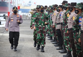Kapolri Jenderal Polisi Listyo Sigit Prabowo bersama Panglima TNI Marsekal Hadi Tjahjanto membuka Latihan Integrasi Taruna Wreda (Latsitarda) ke-41 di Medan, Sumatera Utara, Rabu (7/4/2021).