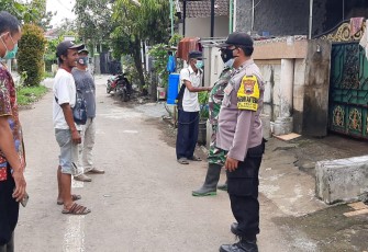 Bhabinkamtibmas Polsek Pekalongan Utara kota Pekalongan Aiptu Rusbiyanto bersama Babinsa Kopka Jatmiko mendampingi bidan desa dan tim dari puskesmas melacak kontak erat atau tracing contact dari warga yang terkonfirmasi positif virus corona/  Covid-19