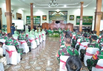 Komandan Korem 073/Makutarama Kolonel Arm Putranto Gatot Sri Handoyo, S.Sos, M.M., didampingi Ketua Persit KCK Koorcab Rem 073/Makutarama, Ny. Henny Putranto Gatot Sri Handoyo serta para Kasi Korem melakukan kunjungan kerja ke wilayah Kodim 0721/Blora. Jumat (09/04/2021).