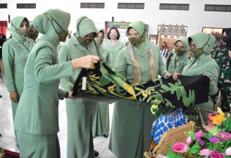 Ketua Persit Kartika Chandra Kirana Daerah IV/Diponegoro, Ny. Novi Rudianto, dalam lawatannya mendampingi Pangdan IV/Diponegoro Mayjen TNI Rudianto kunjungan kerja di Makorem 071/Wijayakusuma, 