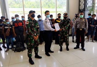 Personel Pos Kampung Jasa Satgas Pamtas RI-Malaysia Yonif 407/PK mengamankan 28 orang Pekerja Migran Indonesia (PMI) yang melintas di jalur non-prosedural pada Kamis (08/04/21) tepatnya di Desa Jasa, Kecamatan Ketungau Hulu, Kabupaten Sintang, Kalimantan Barat.