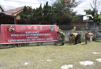 Para taruna Latihan Integrasi Taruna Wreda Nusantara (Latsitardanus) ke-41 melaksanakan kegiatan renovasi gereja, masjid dan rumah tak layak di Kota Medan, Sumatera Utara. 