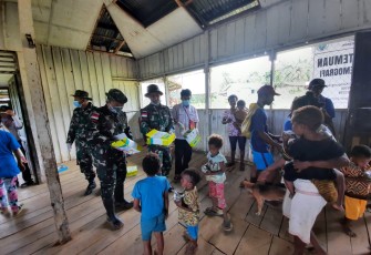 Jajaran Kipur II (dua) Pos Somografi Satgas Pamtas RI-PNG Yonif 403/Wirasada Pratista menggelar kegiatan Posyandu bekerjasama dengan petugas Puskesmas yang Bertema “Gerakan Masyarakat Hidup Sehat”, di kampung Semografi, Distrik Web, Kabupaten Keerom, Papua, Selasa (13/04/2021) 