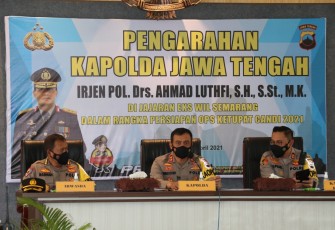 Kapolda Jawa Tengah Irjen Ahmad Luthfi saat melakukan memberikan arahan pada jajaran eks wilayah Semarang dalam rangka persiapan operasi ketupat 2021 di Aula Mapolres Kendal Rabu 14/4/2021.