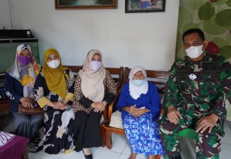 Komandan Korem 071/Wijayakusuma, Kolonel Inf Dwi Lagan Safrudin, S.I.P., beserta Ketua Persit Kartika Chandra Kirana Koorcab Rem 071 PD IV/Diponegoro Ny. Dewi Lagan Safrudin