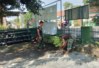 Anggota Koramil 10 / Tangen melaksanakan kegiatan Karya Bhakti di Sekitar Koramil, Senin ( 19/4/2021 ).