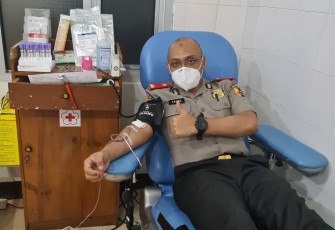 Sespimmen Lemdiklat Polri Dikreg ke 61 tahun 2021, Kompol Nur Cahyo Ari Prasetyo, S.H.,S.I.K., yang biasa di panggil Cahyo ini, meluangkan waktu untuk membantu sesama dengan mendonorkan darahnya, di Klinik Pratama PMI Kabupaten Wonosobo, Selasa (20/4/21).