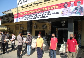 Habib Lutfhi bin Ali bin Yahya bersama Polres Pekalongan Kota memberikan bantuan beras kepada warga yang terdampak banjir beberapa bulan yang lalu di halaman Polres Pekalongan Kota, Kamis (22/4/2021) pagi
