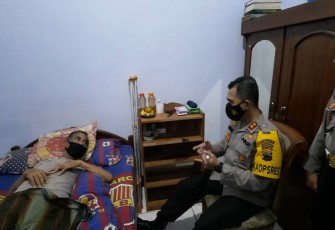 Kapolres Pekalongan Kota Akbp M Irwan Susanto, S.I.K,SH,MH beserta beberapa anggota melaksanakan anjangsana menjenguk anggota yang sedang sakit dirumah desa Coprayan Buaran Pekalongan, Jum'at (23/4/2021).