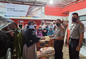 Serdik Sespimmen Angkatan ke-61 menggelar bakti sosial dengan memberikan bantuan kepada Lembaga Amil Zakat Nasional Mizan Amanah, di Jalan Karya Juang III, Cisaranten Kidul, Kecamatan Gedebage, Kota Bandung, Jawa Barat, tadi malam, Jumat (23/4/21)