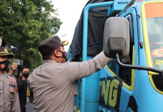 Di bulan suci Ramadhan 1442 H Polres Kendal terus melakukan gerakan kebaikan. Kali ini Polres Kendal melakukan kegiatan berbagi takjil kepada pengguna jalan yang melintas di sekitar Perempatan Jalan Soekarno - Hatta dan seputar Alun alun kota Kendal Selasa (27/4/2021).  