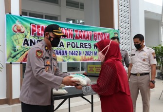 Kapolres Kendal AKBP Rapael Sandhy Priambodo melaksanakan Pembagian Zakat Fitrah secara Simbolis oleh Kapolres Kendal kepada Kaum Duafa bertempat di halaman Masjid Al Mukmin. Rabu (28/04/2021)