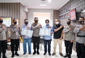 Kabid Humas Polda Jateng, Kombes Iskandar Fitriana Sutisna, S.I.K., M.Si, dalam acara menandatangani piagam pencanangan pembangunan Zona Integritas (ZI) menuju Wilayah Bebas Korupsi (WBK), di ruang kerjanya (28/4).