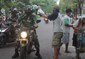 Dandim dan Ketua Persit bagikan takjil untuk masyarakat