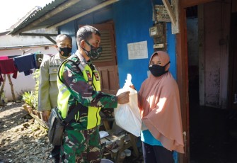 Ratusan paket sembako dibagikan prajurit Wijayakusuma Korem 071/Wijayakusuma dalam Bakti Sosial TNI-Polri dan pegiat UMKM "Sinergi Untuk Negeri", Jumat (30/4/2021).