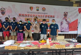 Polres Kendal gelar pers rilis tentang kasus Penggelapan di lobi Mapolres pada hari Rabu, 7/4/2021,