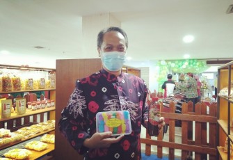 Ketua DPRD Kota Blitar Syahrul Alim Saat Tinjau Produk UMKM di Stan Mal Pelayanan Publik Kota Blitar. Senin, 5 April 2021. (foto : Faisal NR / Klikwarta.com)  