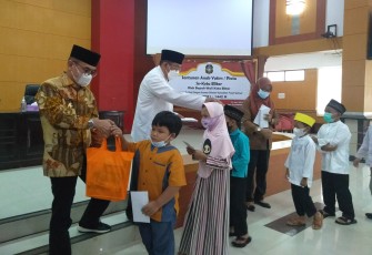 Walikota Santoso (baju putih) Didampingi Wakil Walikota Blitar Tjutjuk Sunario (baju batik) Berikan Santunan Kepada Anak Yatim dan Piatu (foto : Faisal NR / Klikwarta.com Blitar) 