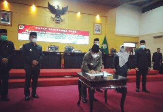 Walikota Santoso Tandatangani Nota Kesepakatan Ranwal RPJMD Kota Blitar Tahun 2021-2026 (foto : Faisal NR / Klikwarta.com Blitar) 