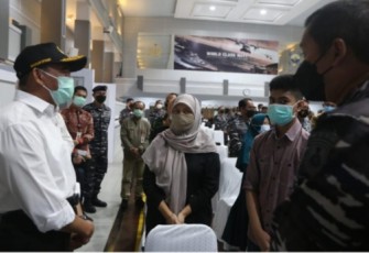 Menteri Koordinator Pembangunan Manusia dan Kebudayaan Indonesia (Menko PMK) Prof. Dr. Muhajir Effendy, M.A.P. dan Menteri Sosial Tri Rismaharini mengunjungi keluarga KRI Nanggala-402 