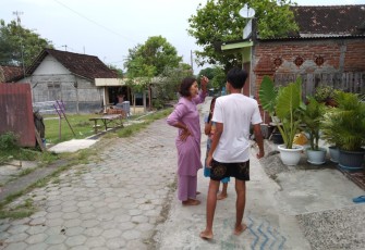 Warga Berlari Keluar Rumah 