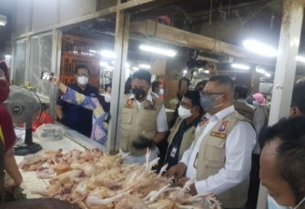 Dampingi Menteri Perdagangan Satgas Pangan Polda Jatim Pantau Harga Sembako di Pasar Wonokromo Surabaya