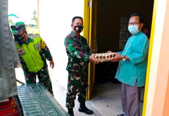 Danramil 02/0315 Bintan Kapten Inf Aswandi Salurkan Bantuan Sembako Kepada 53 KK yang Isolasi Mandiri di Bintan Timur
