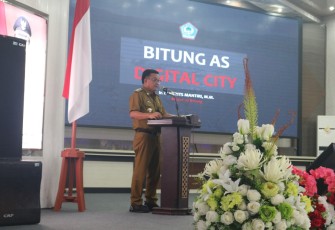 Walikota Bitung Maurits Mantiri saat Memberikan Pemaparan