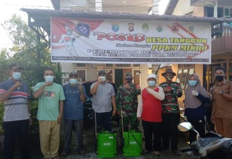 Babinsa Kodim 1203/Ktp Bersama Satgas PPKM Mikro Desa Kalinilam Semprotkan Disinfektan di Rumah Warga
