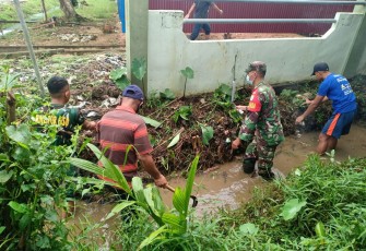 TNI Kawal Pelaksanaan Tes Swab PCR Kepada Delapan Masyarakat Ngabang