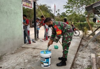 Babinsa Bantu Pengecatan Kantor Desa