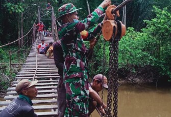Babinsa Koramil Jila bersama warga kerja bakti perbaiki jembatan gantung 