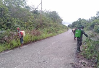 Babinsa Koramil 1206-06/Putussibau Utara Bersinergi Dengan Masyarakat Melaksanakan Gotong Royong Penyemprotan Jalan