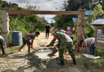 Babinsa 1206-02/Semitau Membantu Membangun Posko Desa Semitau Hilir 