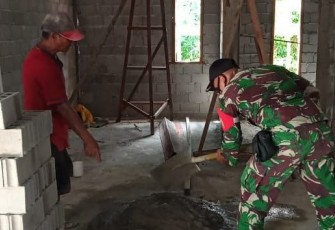 Selalu Ada Bersama Rakyat Babinsa Bantu Renovasi Rumah Warga di Wilayah Binaan 