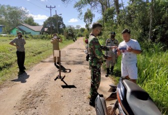Peduli Kesehatan Warga, Babinsa Membagikan Masker