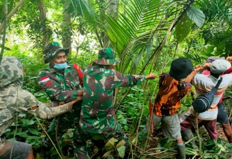 Cegah Aliran Listrik Dan Air Bersih Babinsa Bersama Warga Bersihkan Ranting Pohon 