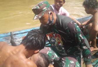 Babinsa Koramil 1016-04/Tumbang Talaken Bantu Evakuasi Balita Tenggelam di Sungai Manuhing