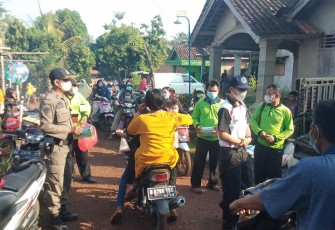 Pemdes Negeri Campang Jaya Bagikan Masker Kepada Warga