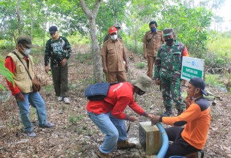 Babinsa Bersama Tim Gabungan Cek Kondisi Sumur Bor di Petuk Katimpun
