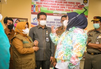 Walikota Tanjung Pinang Bersama Wakil Gubernur Kepri Tinjau Pelaksanaan Vaksinasi Guru