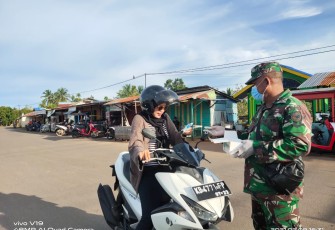 Koramil 1206-06 Membagikan Masker Gratis Kepada Masyarakat