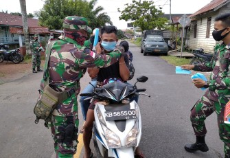Peduli Kesehatan Koramil 1206-06 Membagikan Masker Gratis Kepada Masyarakat
