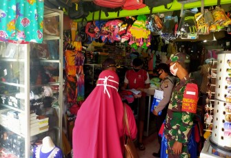 Babinsa Dan Bahabinkamtibmas Sosialisasikan Protkes Kepada Warga Masyarakat