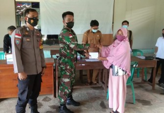 Babinsa Bersama Aparat Desa Bagikan BLT Di Desa Binaannya