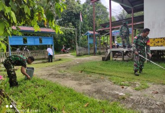 Babinsa 1206-06 Bersama Masyarakat Binaannya Melakukan Karya Bakti Bergotong Royong Potong Rumput