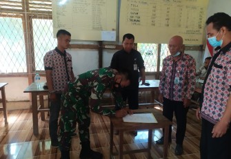 Babinsa Kodim 1203/Ktp Hadiri Sertijab Kades Binaanya