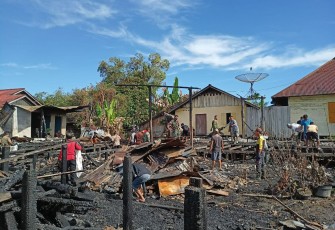 Babinsa 1206-06Putussibau Utara Bantu Bersihkan Puing – puing Rumah Korban Kebakaran 